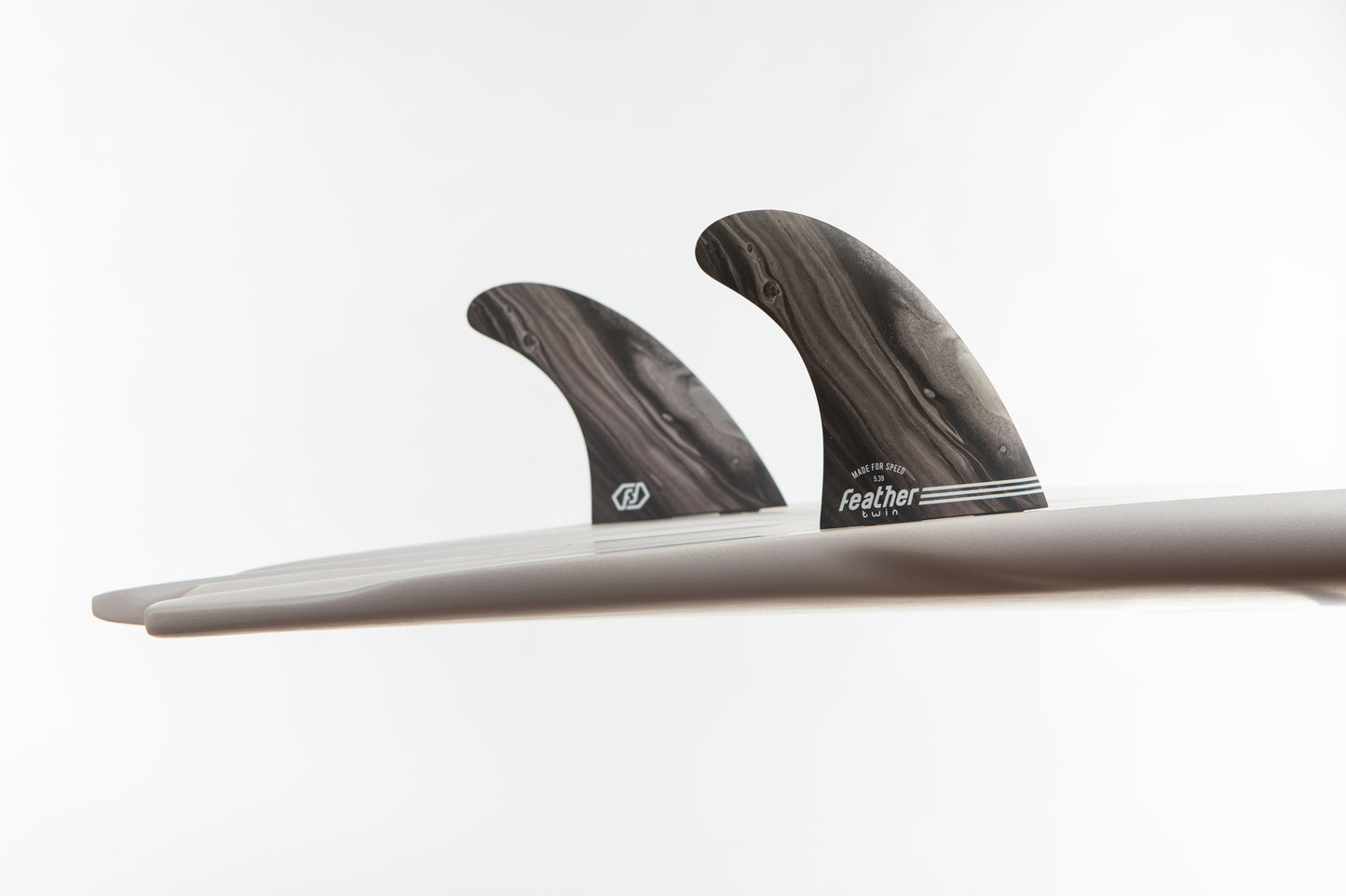 PERFORMANCE TWIN FIN BLACK. DUAL TAB