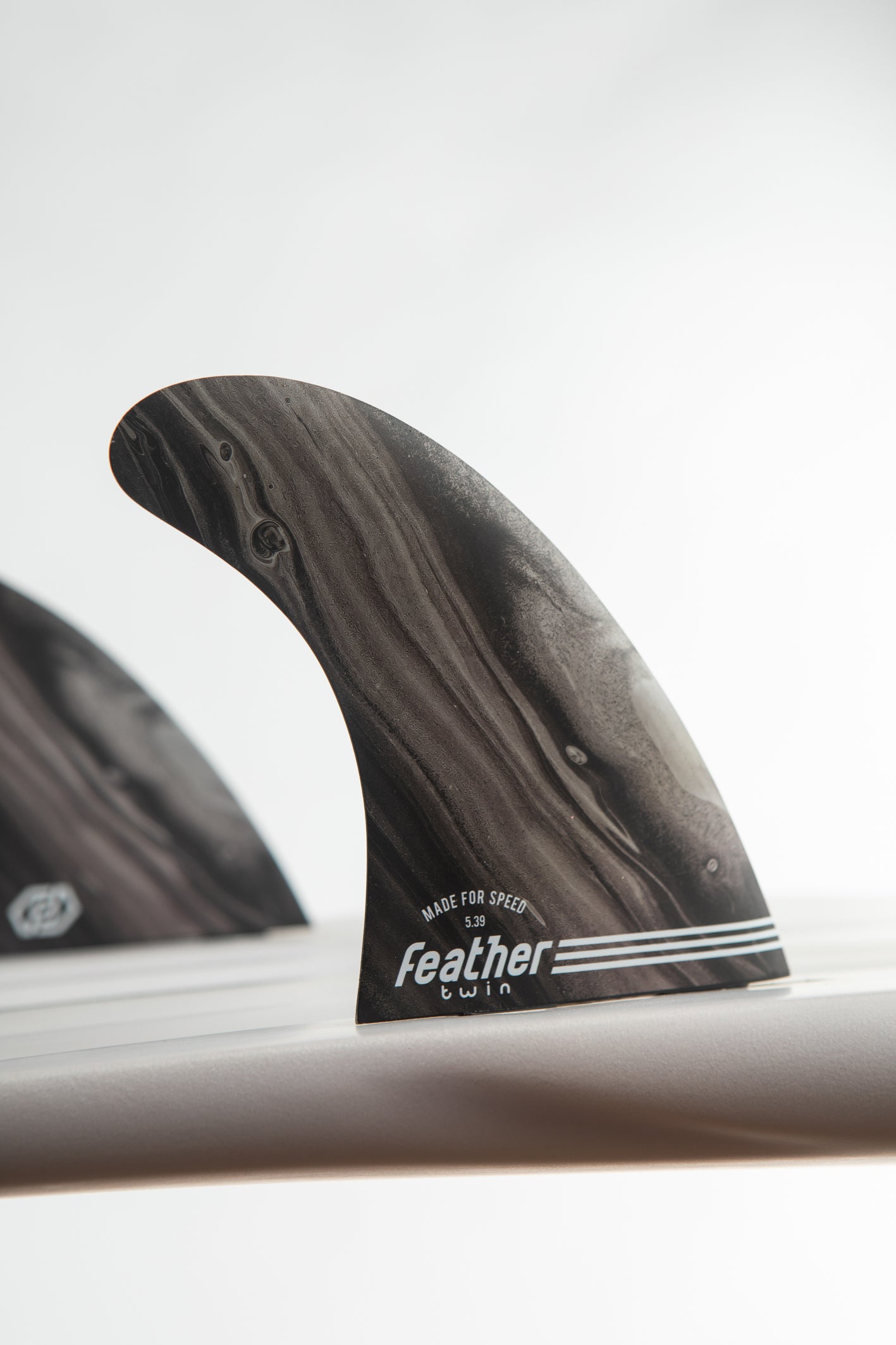 PERFORMANCE TWIN FIN BLACK. DUAL TAB