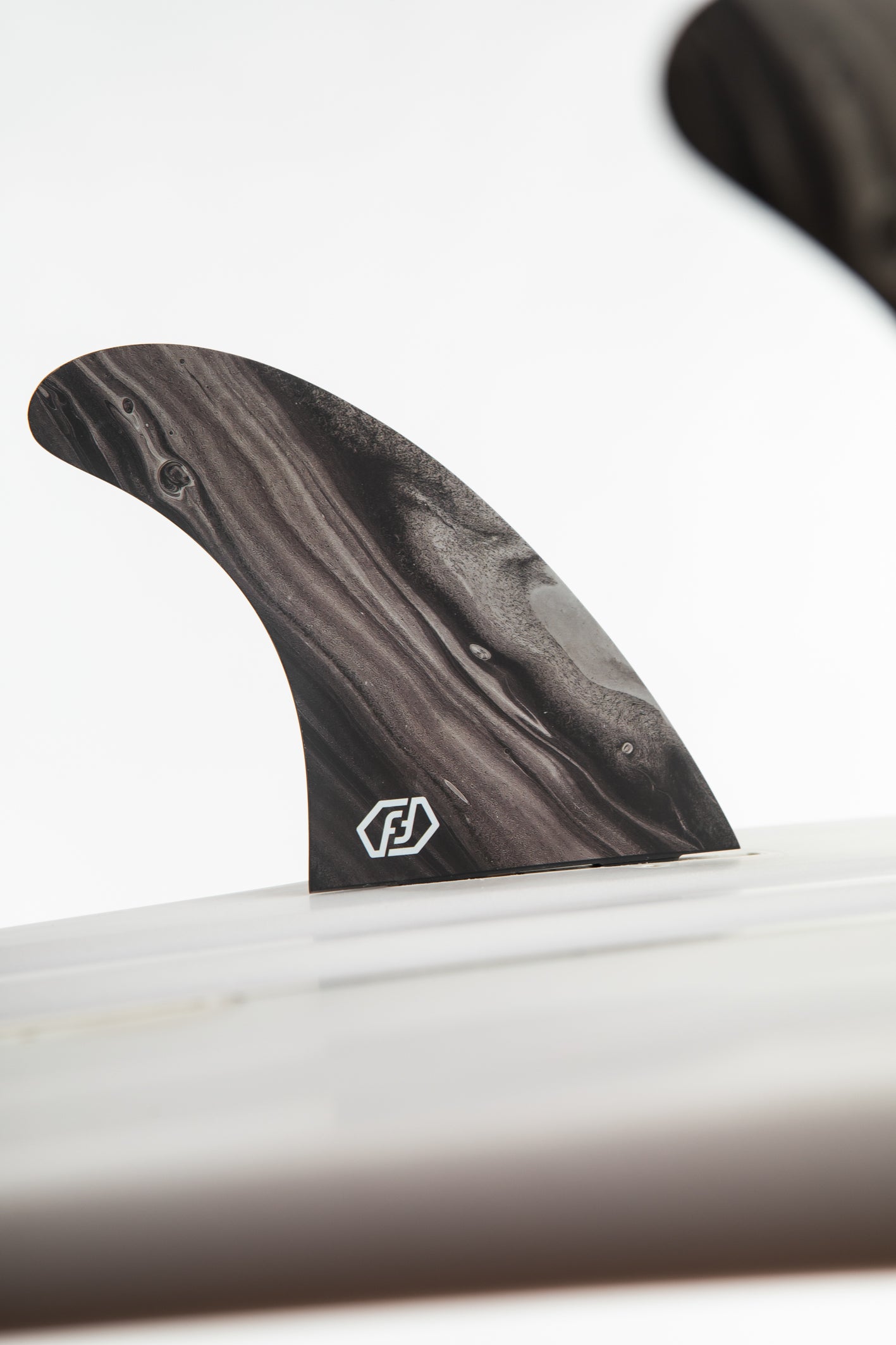 PERFORMANCE TWIN FIN BLACK. DUAL TAB